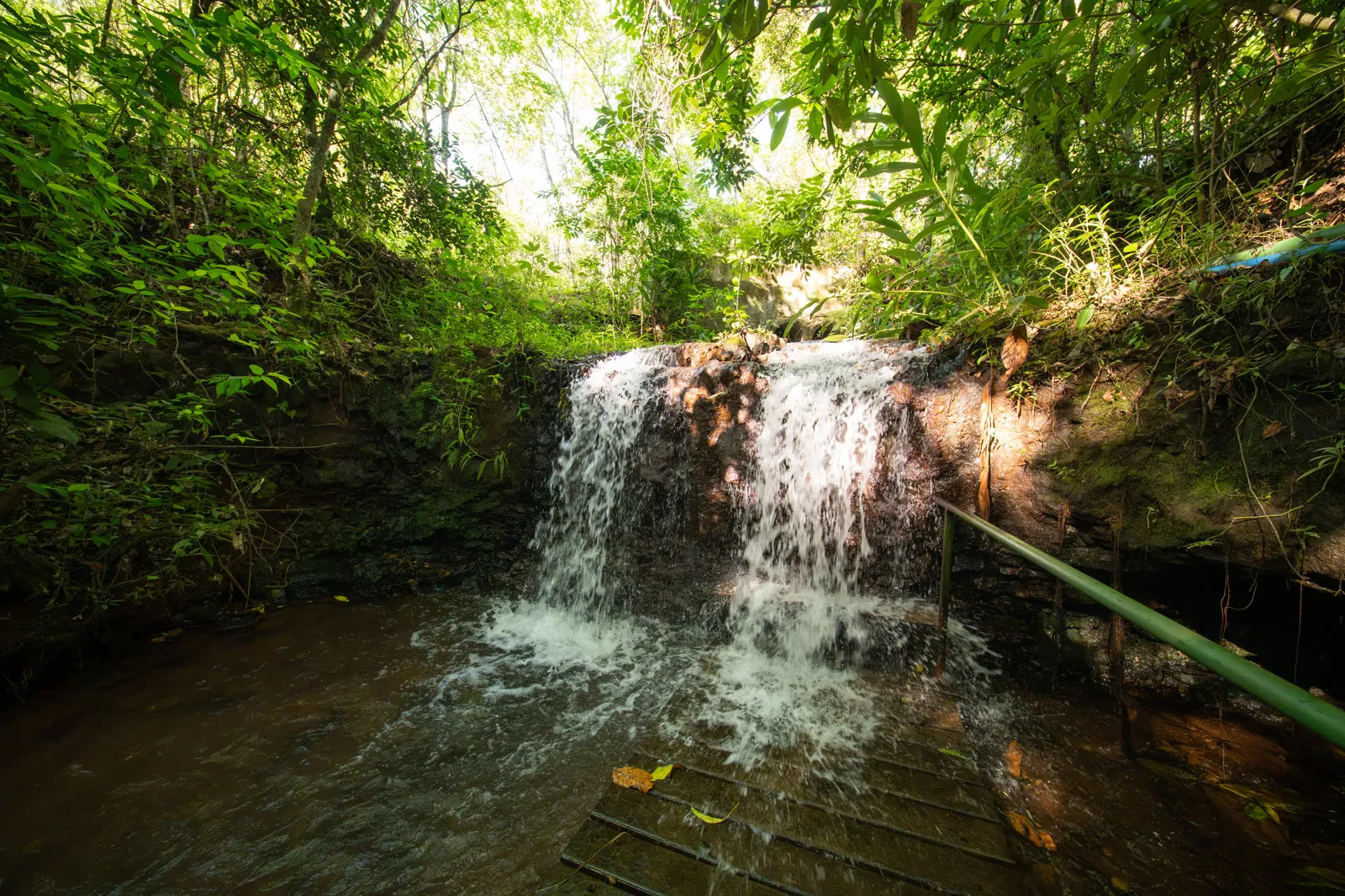 Cachoeira em meio à mata do rancho